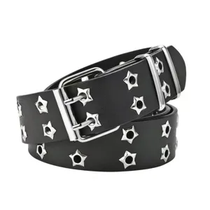 Dettaglio di cintura punk nera con doppia fila di occhielli metallici a forma di stella.