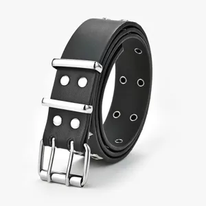 Dettaglio di una cintura stile punk nera con occhielli in metallo argentato a doppia fila
