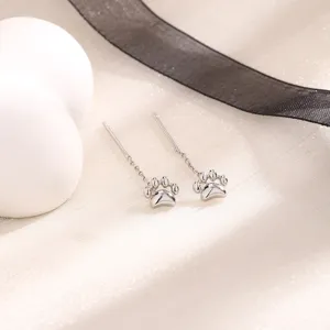 Vue détaillée de boucles d'oreilles pendantes en argent motif patte de chat mignon