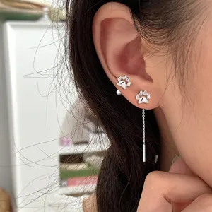 Ensemble de boucles d'oreilles clous et fils d'oreilles chat argenté sur le modèle
