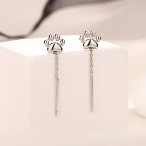 Boucles d'oreilles en argent avec motif patte de chat et fines chaînes pendantes.