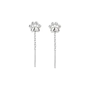 Élégantes boucles d'oreilles chat argentées avec un design de chaîne minimaliste