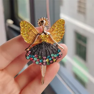 Vista dettagliata di un'elegante spilla fata ballerina alata con strass multicolori