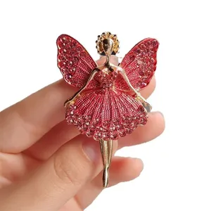 Squisita spilla fata ballerina con strass rossi ed eleganti dettagli dorati