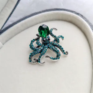 Exquisite Oktopus-Brosche mit grünem Tropfenkristall und blaugrünen Strasssteinen in Box