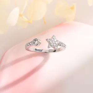 Detail macro-opname van een elegante zilveren sterring bezet met fonkelende zirkonia-steentjes