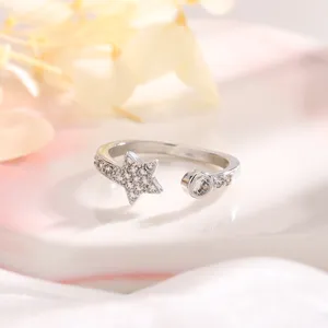 Macrodetail van een elegante zilveren open ring met een sprankelende zirkonia ster