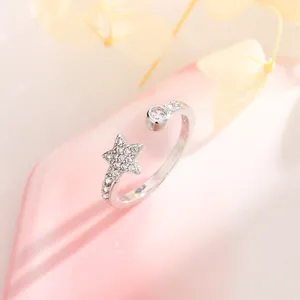 Close-up van fonkelende zirkonia-ster op een verstelbare zilverkleurige ringband.