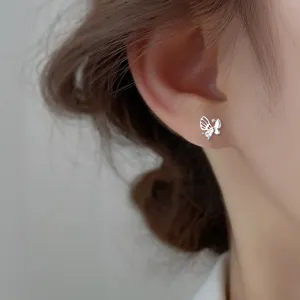 Detailansicht eines eleganten silbernen Schmetterlingsohrsteckers mit Zirkonia-Inlay