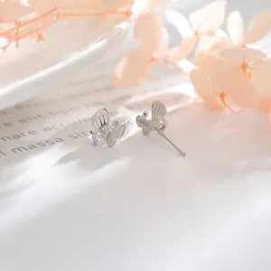 Detaillierte Nahaufnahme von Schmetterlingsohrsteckern aus S925 Silber mit Zirkonia.