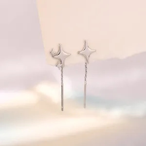 Exquisites Detail asymmetrischer vierzackiger Stern Ohrlinien-Ohrringe in Silber
