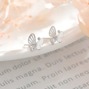 Elegante silberne Ohrstecker mit hohlem Schmetterling und funkelnden Zirkonia-Steinen