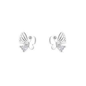 Elegante Schmetterlings-Ohrstecker aus Silber mit birnenförmigen Zirkonia-Steinen.