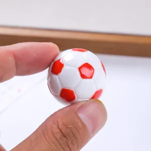 Primo piano di un palloncino da calcio 3D in resina rossa e bianca per portachiavi sportivi