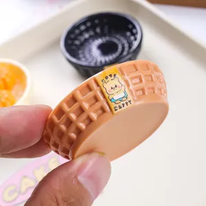 Makroaufnahme einer Miniatur-Waffelbasis für DIY-Puppenhaus- und Essensspiel-Bastelarbeiten