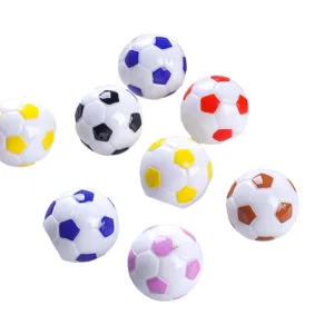 Piccoli ornamenti di pallone da calcio in resina colorata per portachiavi e decoro