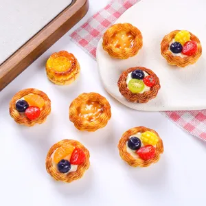 Detailaufnahme verschiedener Miniatur-Frucht-Eierkuchen aus Harz auf weißem Grund.