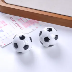 Dettaglio ravvicinato di statuette di calcio in resina 3D per decorazioni e accessori