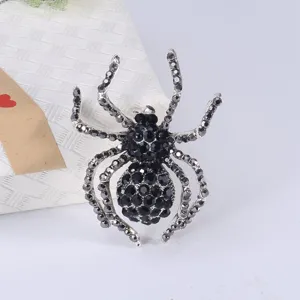 Detailansicht einer Vintage-Spinne-Brosche mit schwarzen und silbernen Kristallen