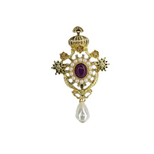 Elegante spilla a corona barocca dorata con pietra viola e pendente a perla a goccia