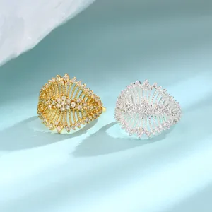 Squisito anello in pizzo reale vintage con scintillanti zirconi cubici in oro e argento
