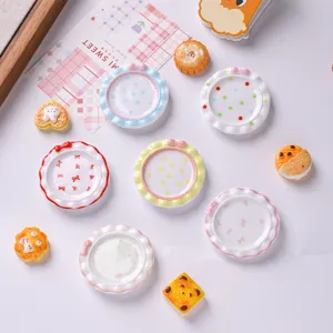 Vue détaillée de petites assiettes miniatures en résine pour maison de poupée