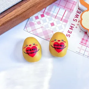 Vue détaillée de miniatures de pommes de terre en résine avec gravure de cœur 'YOU ARE STRONG'