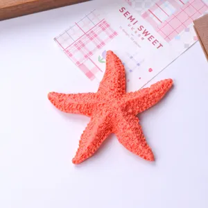 Close-up van koraalrode hars zeester accessoire voor diverse DIY knutselprojecten