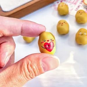 Gros plan d'une figurine de pomme de terre en résine avec message YOU ARE STRONG.
