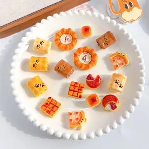 Vista dettagliata di vari ciondoli a forma di pane in resina su un piatto