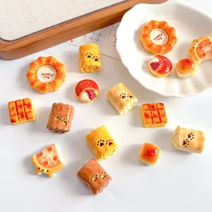 Dettaglio di miniature di pane e pasticceria in resina per artigianato fai-da-te e accessori.