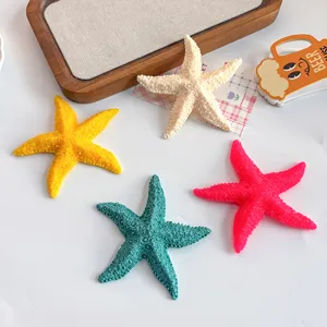 Detailopname van kleurrijke kunsthars zeesterren voor DIY koelkastmagneten