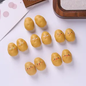 Vue détaillée de mignons petits charms de patates en résine pour bricolage DIY.