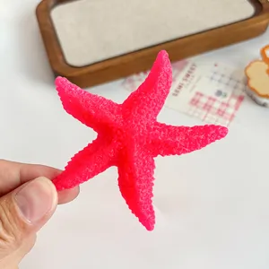 Macro detail van felroze hars zeester accessoire met realistische hobbelige textuur