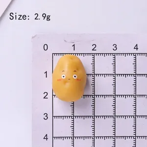 Vue détaillée d'une figurine de pomme de terre miniature en résine avec visage mignon