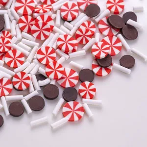 Gros plan de confettis en pâte polymère de Noël avec des morceaux de menthe et chocolat