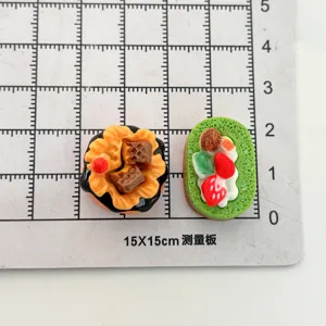 Paire de gâteaux miniatures en résine sur une planche de mesure pour échelle maison de poupée