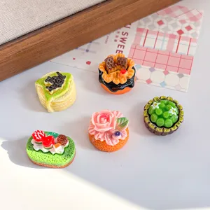 Vue détaillée d'assortiments de gâteaux et pâtisseries miniatures en résine pour maison de poupée.