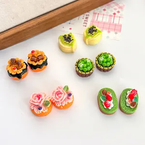 Gros plan détaillé de divers gâteaux miniatures en résine colorés et de jouets de dessert