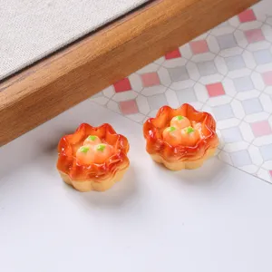 Detaillierte Nahaufnahme von zwei Miniatur-Frucht-Eier-Tarte-Spielzeugen aus Harz.