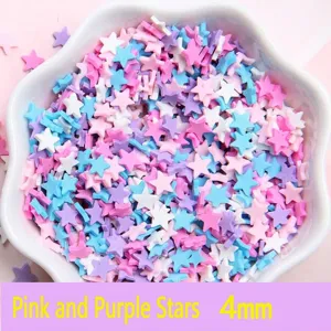 Makro-Detail von 4mm rosa und lila sternförmigen Fimo-Scheiben für DIY-Handwerk und Nagelkunst