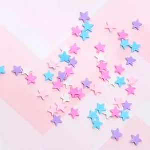 Makrodetail bunter sternförmiger Polymer-Ton-Scheiben für DIY-Bastelarbeiten und Nagelkunst.