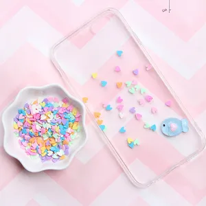 Nahaufnahme bunter herzförmiger Polymerton-Scheiben für DIY-Handyhüllen-Deko