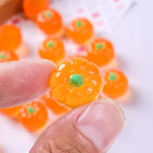 Vue détaillée de mini citrouilles en résine pour le bricolage et déco d'Halloween