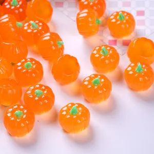 Détail macro de charmantes figurines de citrouilles en résine orange pour le bricolage