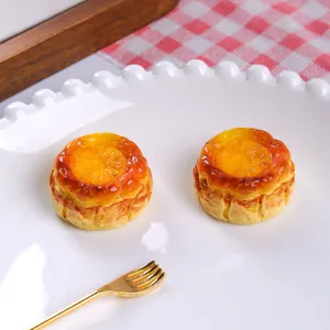 Nahaufnahme realistischer Harz-Obst-Eierkuchen-Miniaturen auf einem weißen Teller