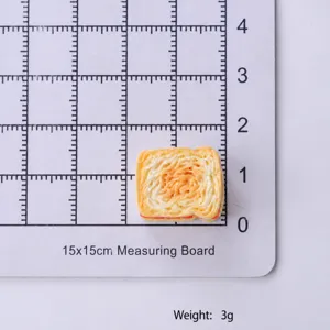 Primer plano de una rebanada de pan tostado en miniatura de resina con detalles finos