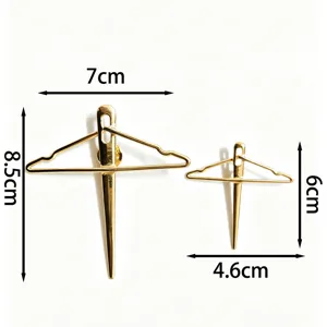 Detailansicht goldener Kleiderbügel-Broschen-Set in zwei Größen: 8,5 cm und 6 cm