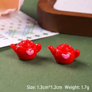 Miniatur Teekanne aus rotem Harz mit rosa Herz, 1,3 cm x 1,2 cm groß, 1,7 g Gewicht.