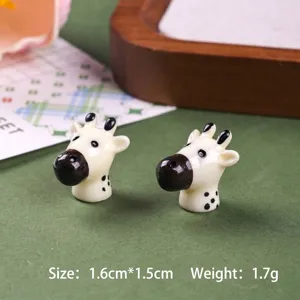 Nahaufnahme von niedlichen Mini-Resin-Giraffenköpfen für Bonsai- und Mikrolandschaftsdekor